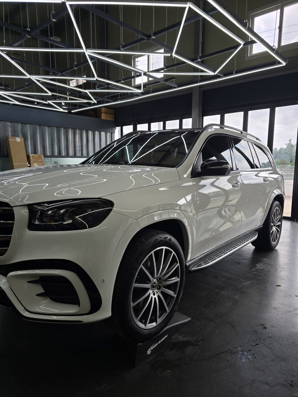 벤츠 gls450 - 마이바흐st 전동 사이드스텝 " 디자인과 편의성 두마리 토끼를 한번에 ~~ "