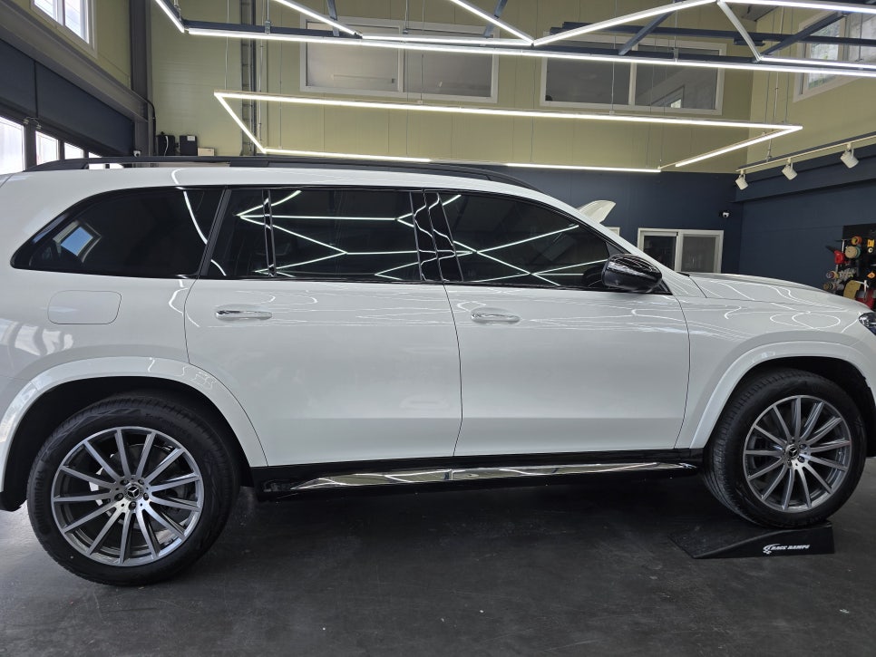 벤츠 gls450 - 마이바흐st 전동 사이드스텝 " 디자인과 편의성 두마리 토끼를 한번에 ~~ "