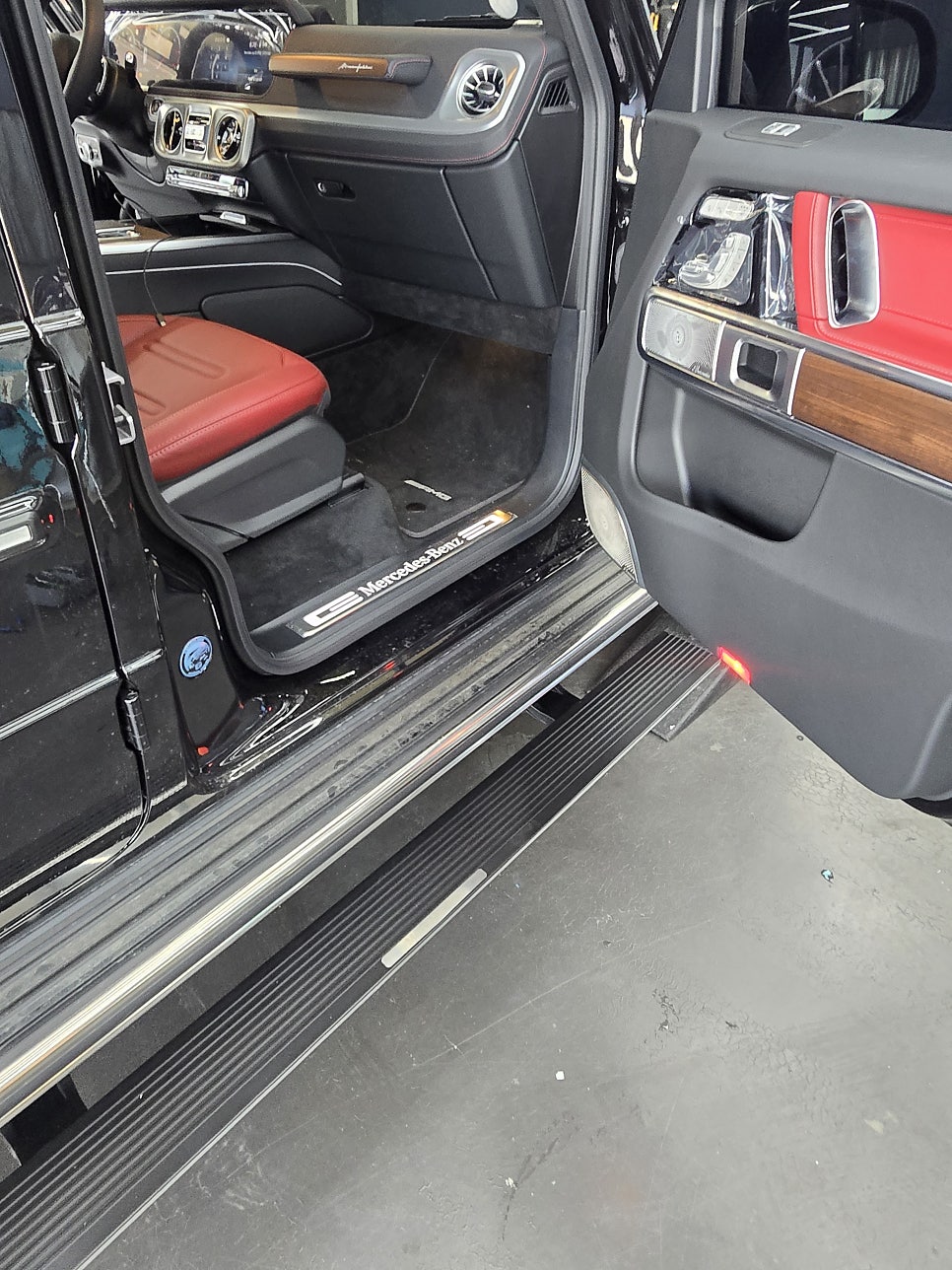 벤츠 g450d - 전동 발판, 2열 블랙박스 장착 " 안전과 편의성 업그레이드를 위한 시공 "