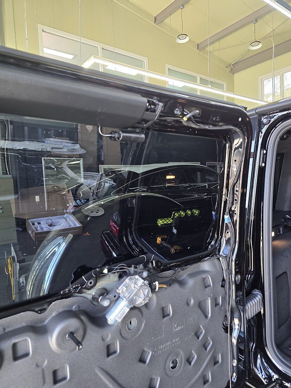 벤츠 g450d - 전동 발판, 2열 블랙박스 장착 " 안전과 편의성 업그레이드를 위한 시공 "