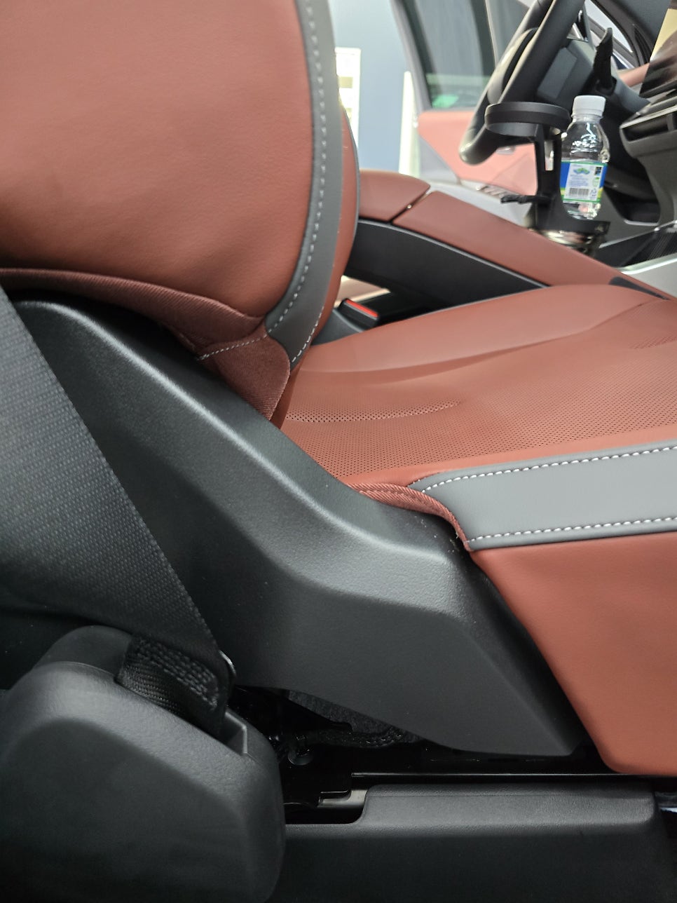 BMW ix3 노이에 클라쎄 - 통풍 시트 " 쾌적한 드라이빙을 위한 필수 선택 "