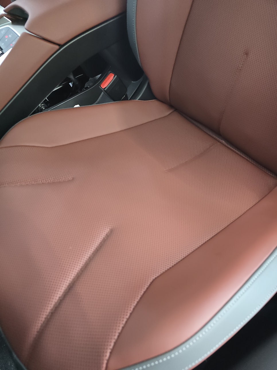 BMW ix3 노이에 클라쎄 - 통풍 시트 " 쾌적한 드라이빙을 위한 필수 선택 "