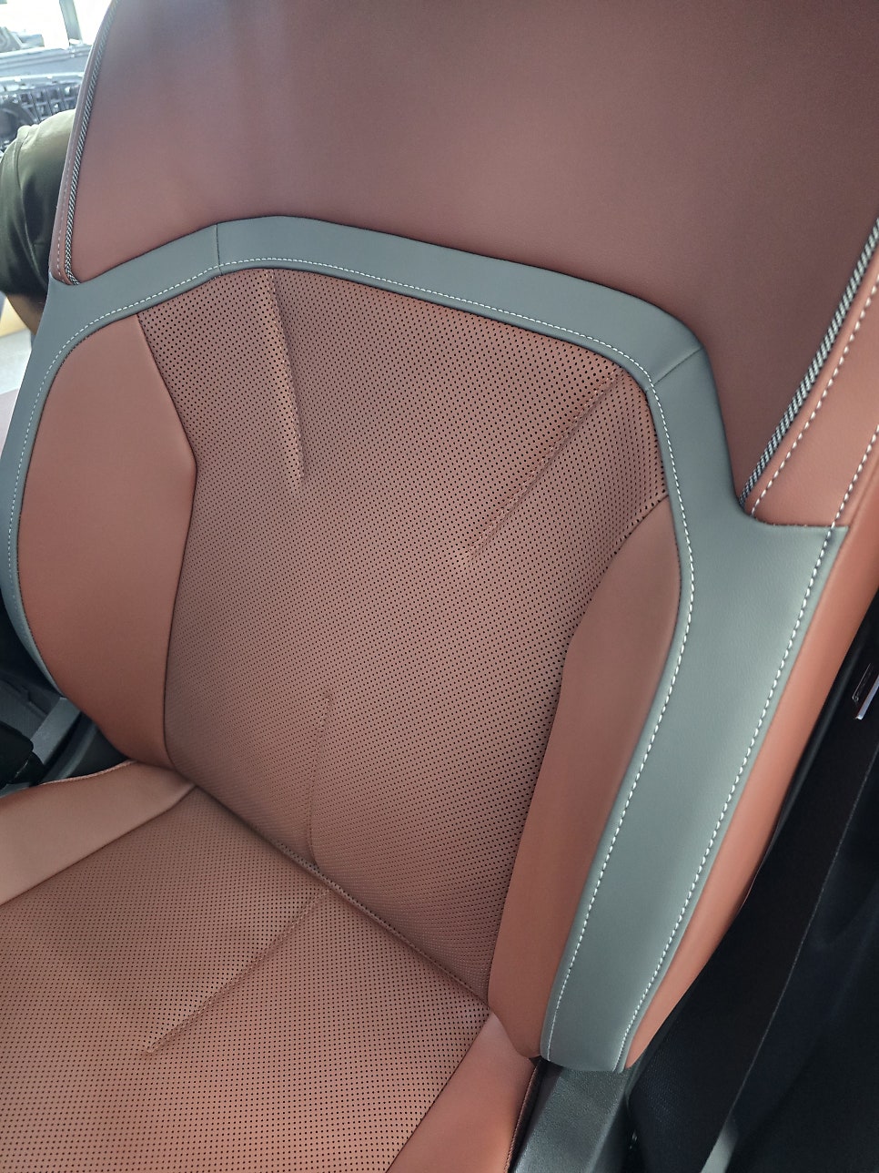 BMW ix3 노이에 클라쎄 - 통풍 시트 " 쾌적한 드라이빙을 위한 필수 선택 "
