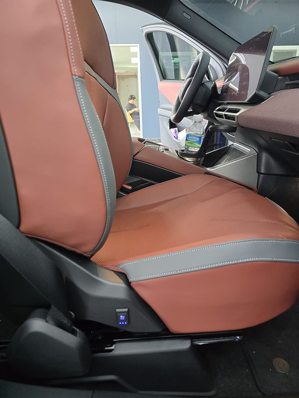 BMW ix3 노이에 클라쎄 - 통풍 시트 " 쾌적한 드라이빙을 위한 필수 선택 "