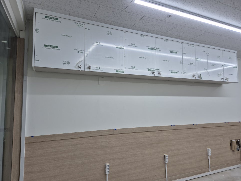 부평구 상가 인테리어, 빈 상가에서 무인라면카페로, 수도 이설부터 간판 설치까지 완성!