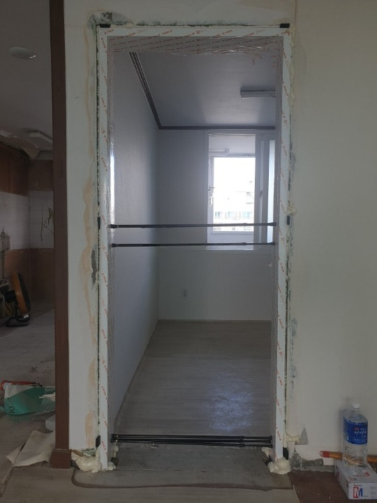 성남 중원구 하대원 오래된 방문, 문틀까지 철거하고 새로 시공!