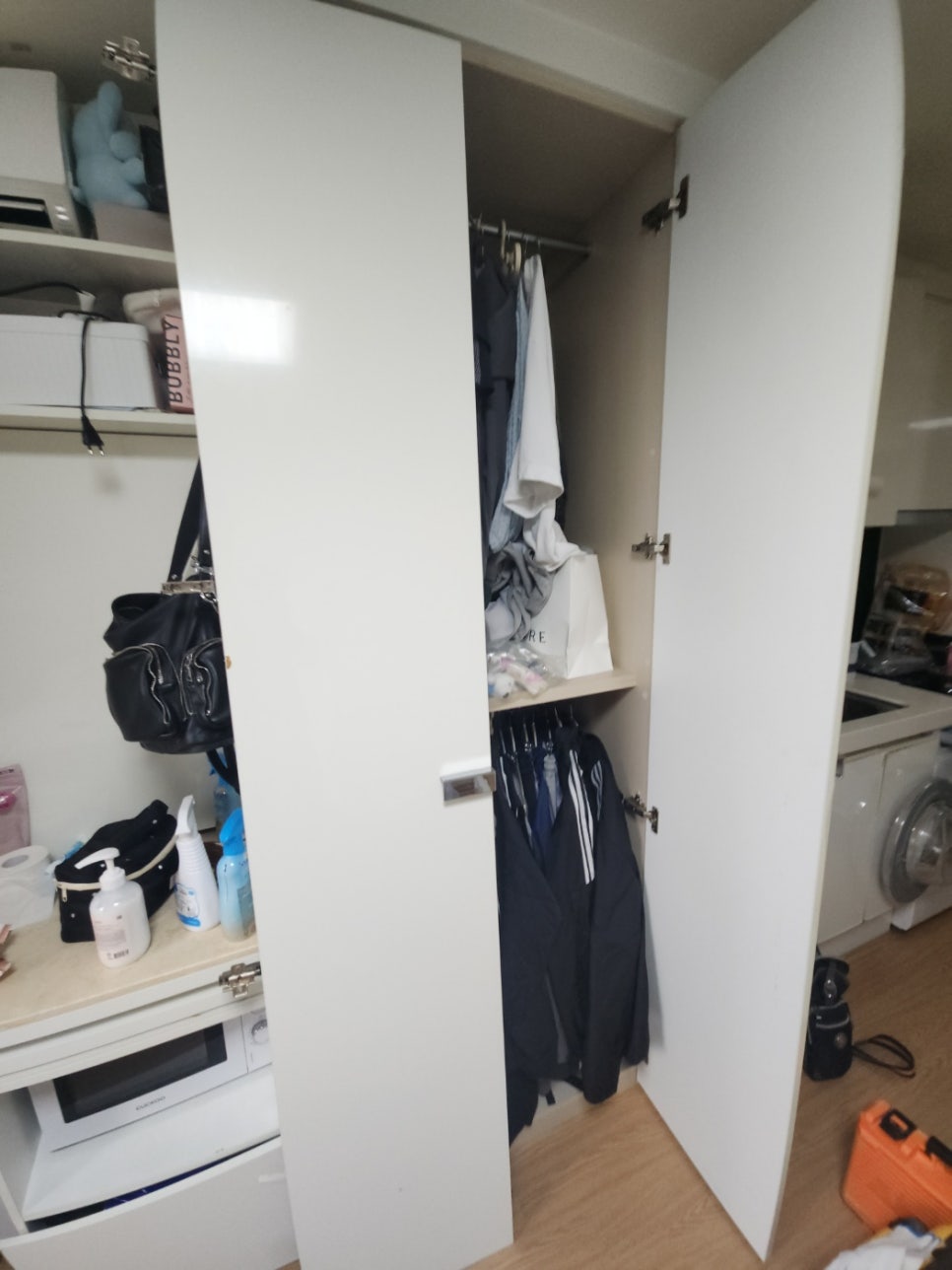 양천구 붙박이장 댐퍼 경첩 교체, 커진 나사 구멍 보강