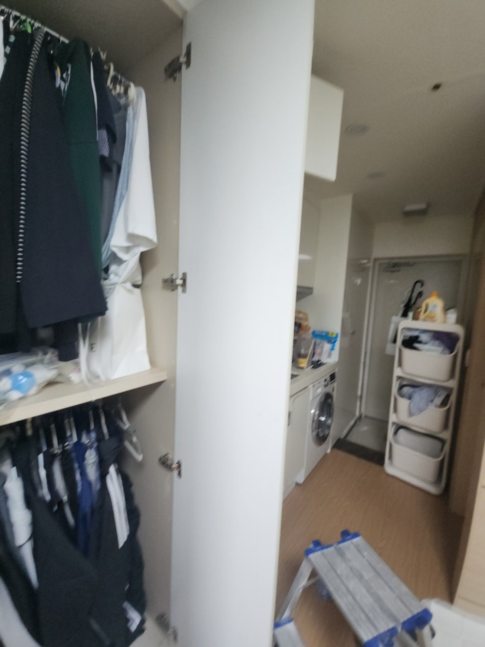 양천구 붙박이장 댐퍼 경첩 교체, 커진 나사 구멍 보강