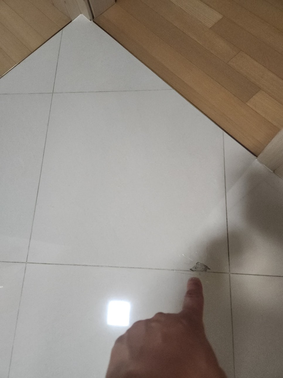 부평 거실 바닥 타일 깨짐 메꿈, 교체 없이 티 안 나게