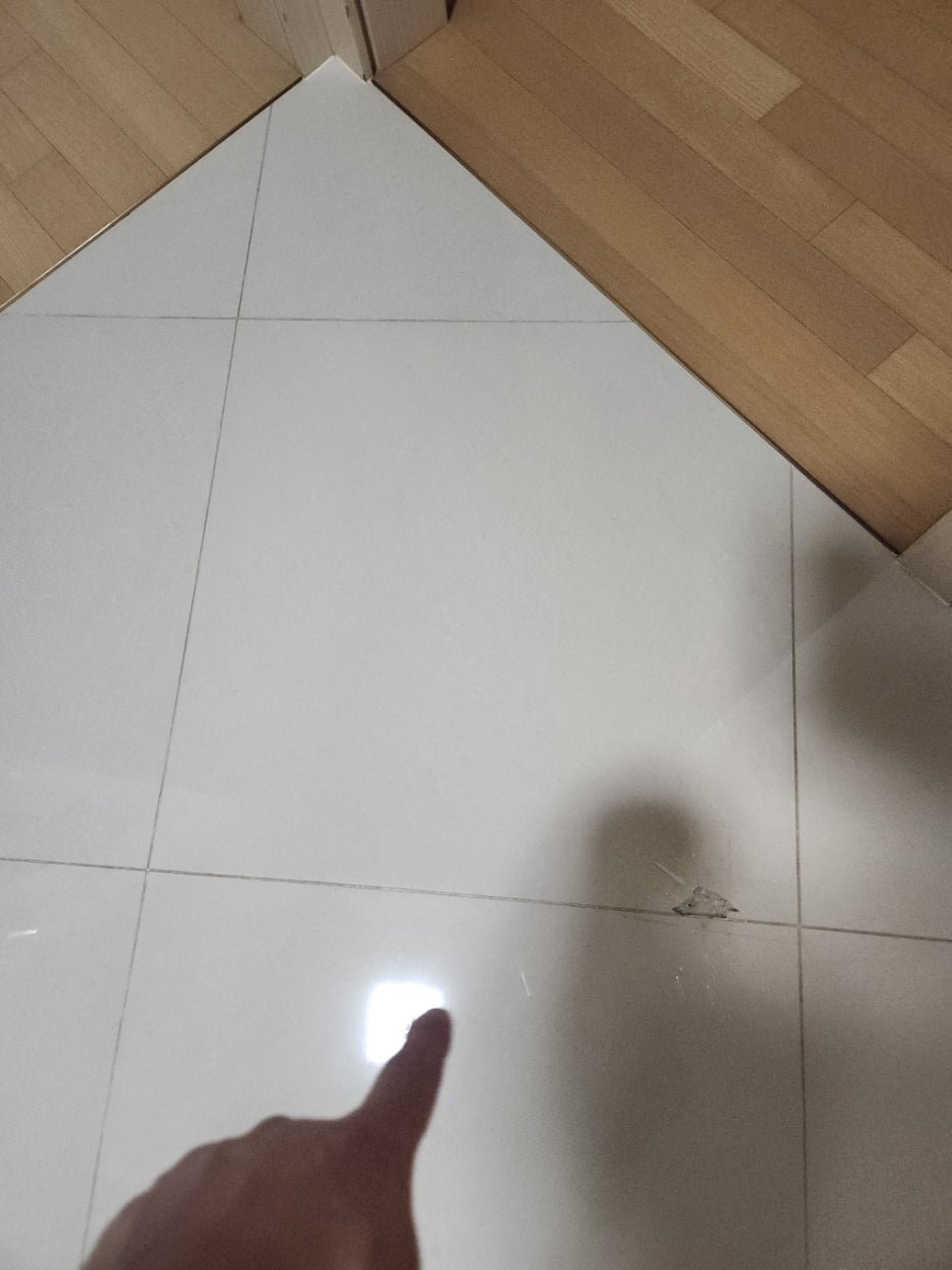 부평 거실 바닥 타일 깨짐 메꿈, 교체 없이 티 안 나게