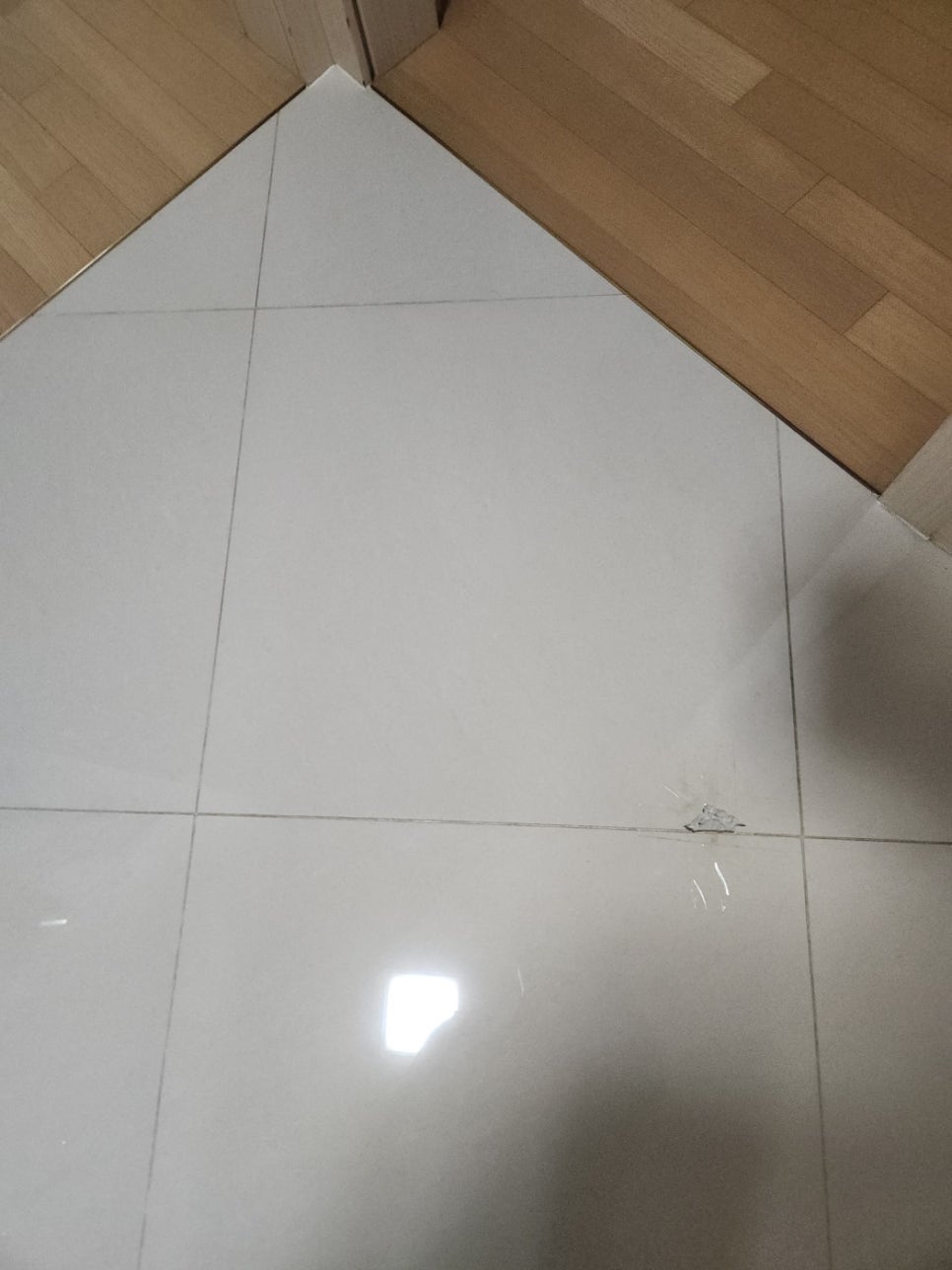 부평 거실 바닥 타일 깨짐 메꿈, 교체 없이 티 안 나게