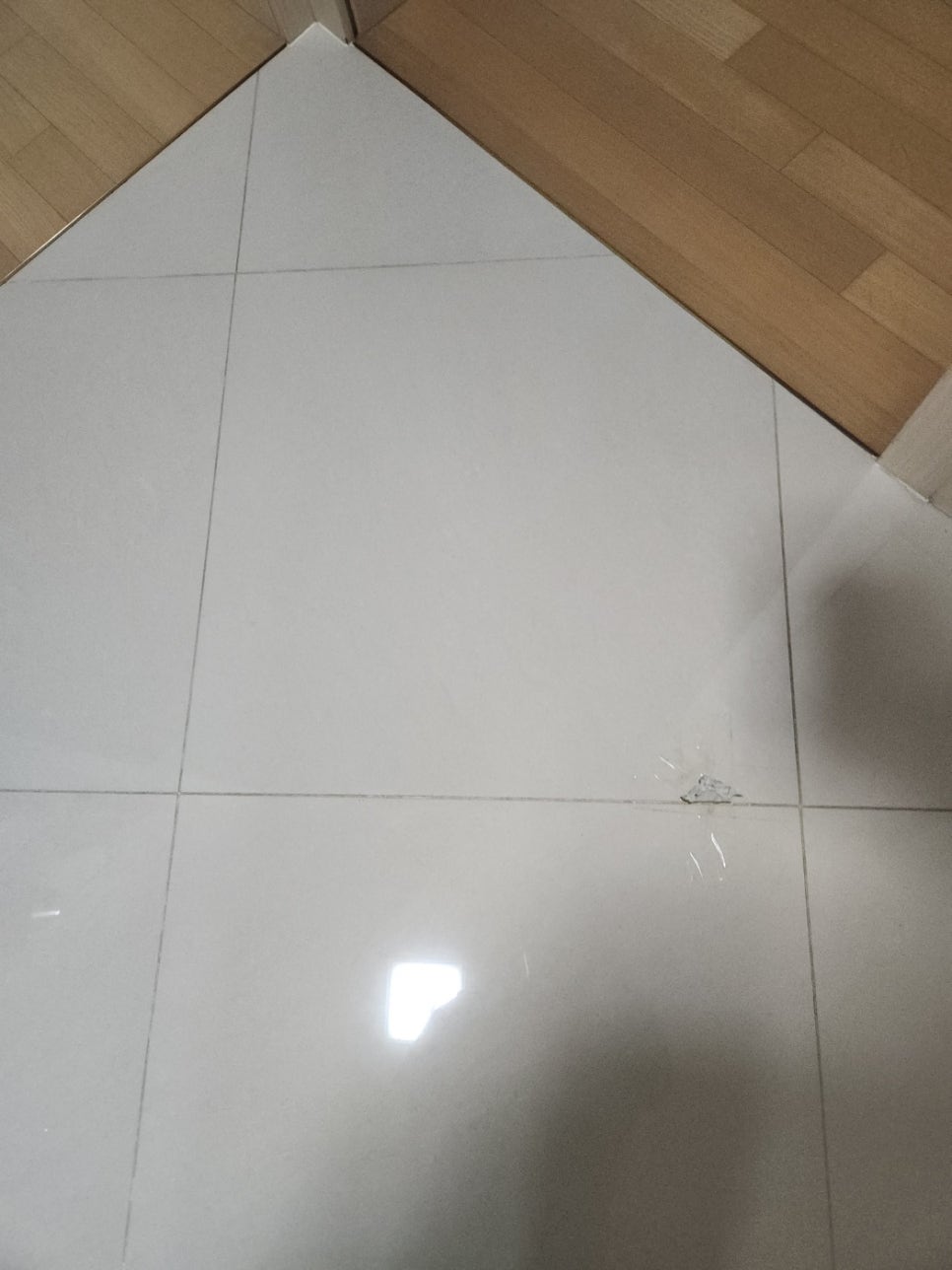 부평 거실 바닥 타일 깨짐 메꿈, 교체 없이 티 안 나게