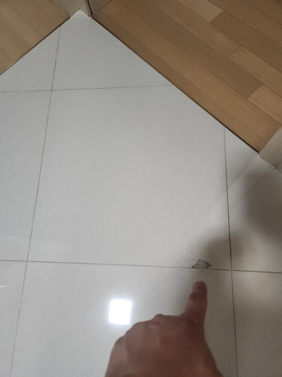 부평 거실 바닥 타일 깨짐 메꿈, 교체 없이 티 안 나게