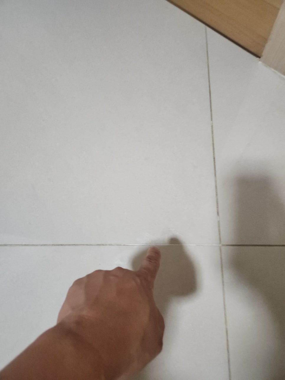 부평 거실 바닥 타일 깨짐 메꿈, 교체 없이 티 안 나게