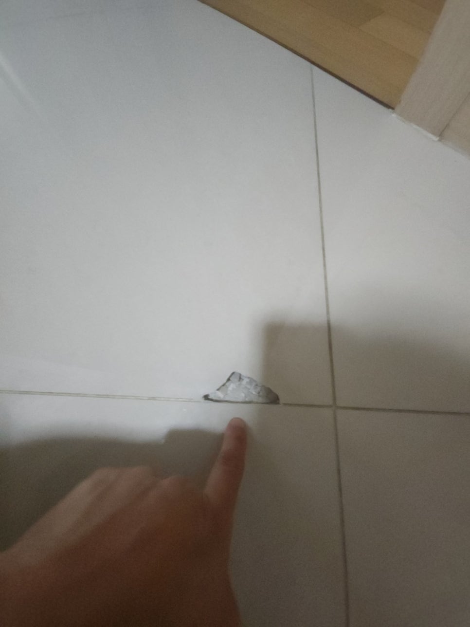 부평 거실 바닥 타일 깨짐 메꿈, 교체 없이 티 안 나게