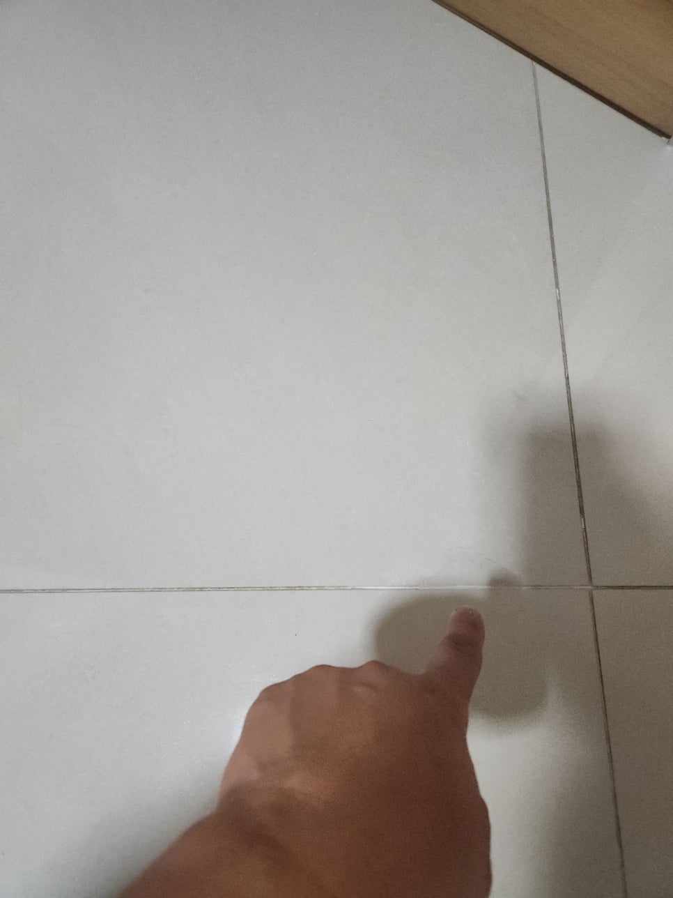 부평 거실 바닥 타일 깨짐 메꿈, 교체 없이 티 안 나게