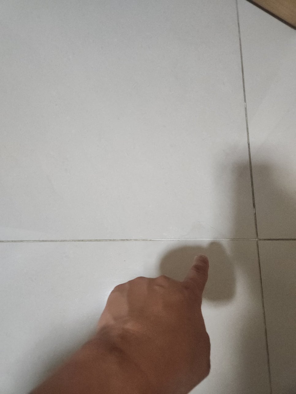 부평 거실 바닥 타일 깨짐 메꿈, 교체 없이 티 안 나게
