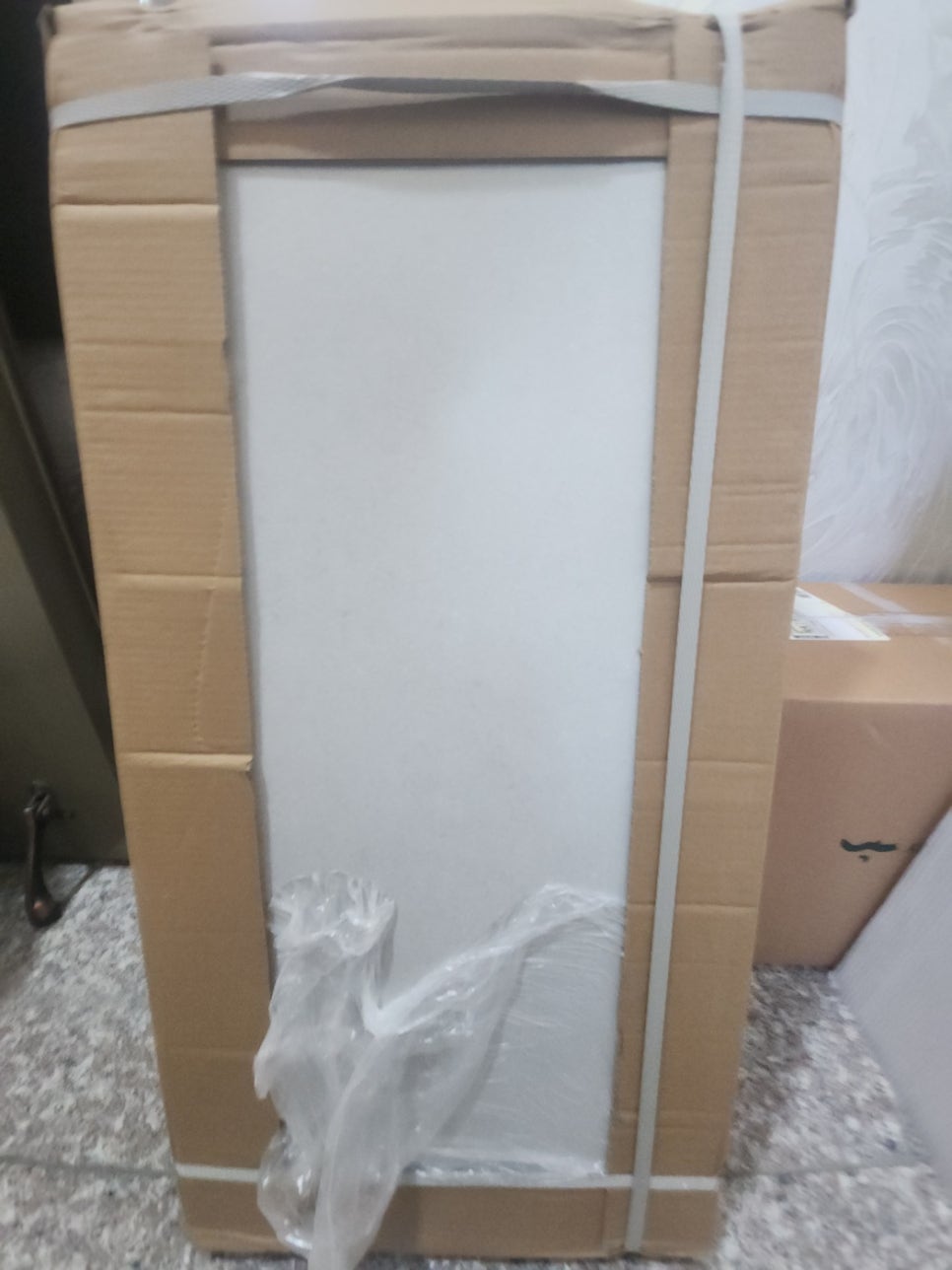 김포 거실 벽면 타일 시공, 부분 보수 대신 전체 교체한 이유
