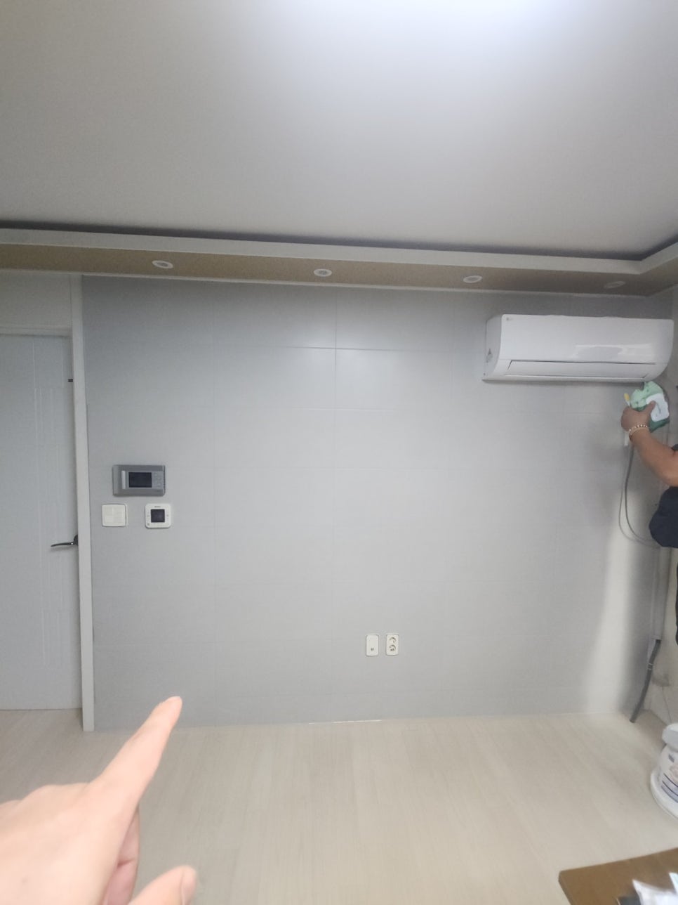 김포 거실 벽면 타일 시공, 부분 보수 대신 전체 교체한 이유