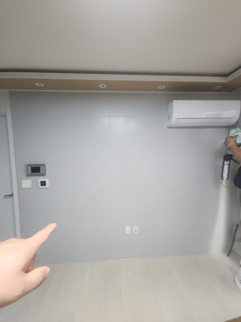 김포 거실 벽면 타일 시공, 부분 보수 대신 전체 교체한 이유