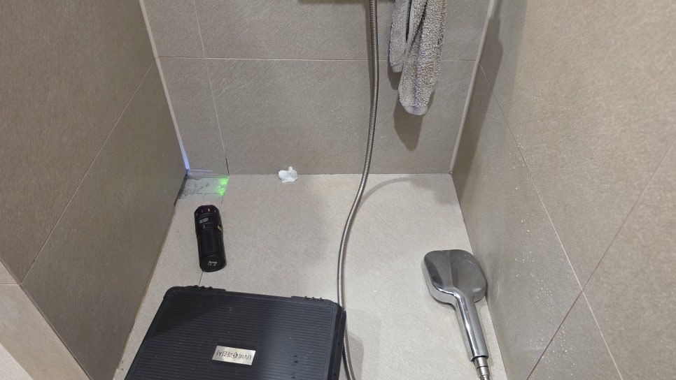 수지누수탐지 욕실누수 전문(UV염료테스트),욕실 바닥을 뜯지 않고도 해결