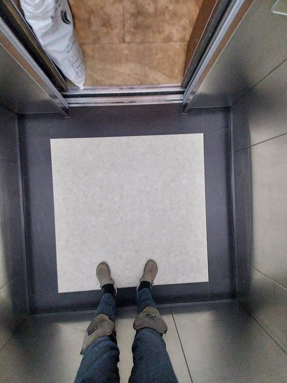 대전 엘리베이터바닥 크랙 깨짐 대리석 타일 교체작업