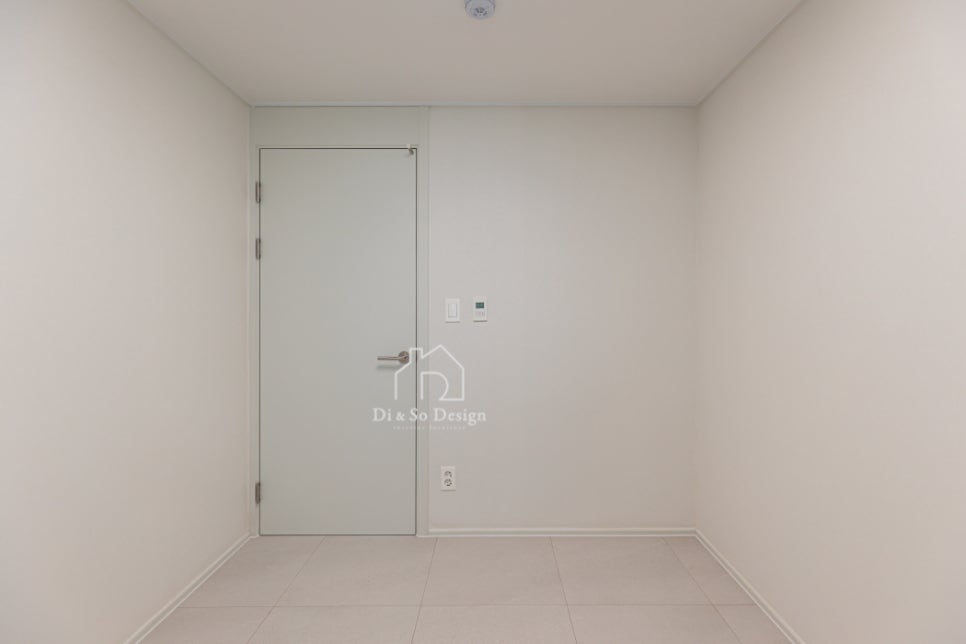 구축 아파트 침실 인테리어|화이트 톤 맞춤 수납으로 깔끔하게