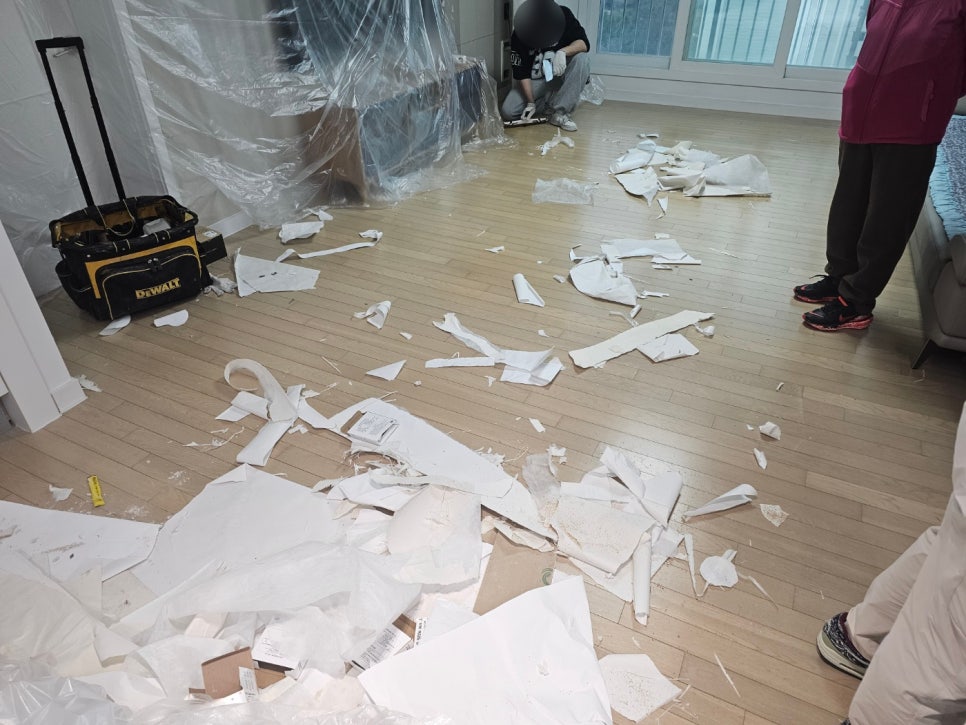 인천 남동구 아파트 누수도배 현장, 벽면 누수 흔적 지우고 화사하게 도배 완성