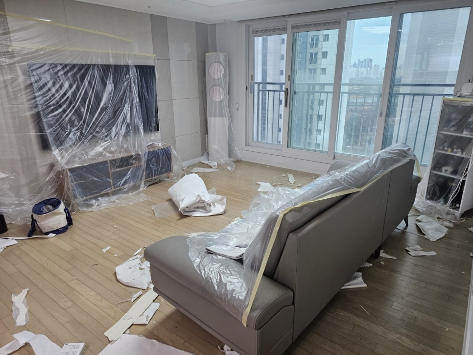 인천 남동구 아파트 누수도배 현장, 벽면 누수 흔적 지우고 화사하게 도배 완성