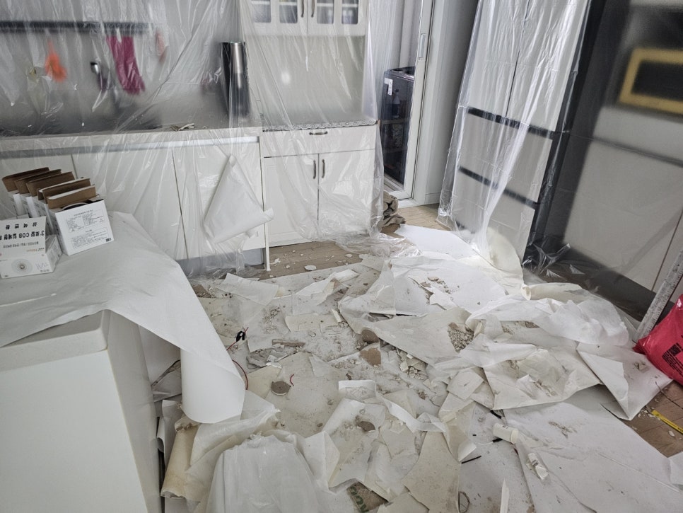 인천 남동구 아파트 누수도배 현장, 벽면 누수 흔적 지우고 화사하게 도배 완성