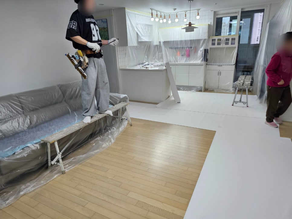 인천 남동구 아파트 누수도배 현장, 벽면 누수 흔적 지우고 화사하게 도배 완성