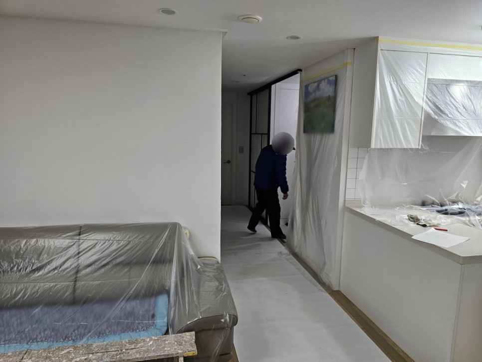 인천 남동구 아파트 누수도배 현장, 벽면 누수 흔적 지우고 화사하게 도배 완성