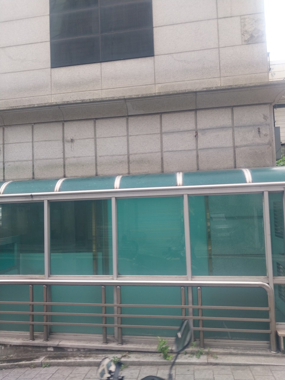 간판 철거 자국 제거 사진
